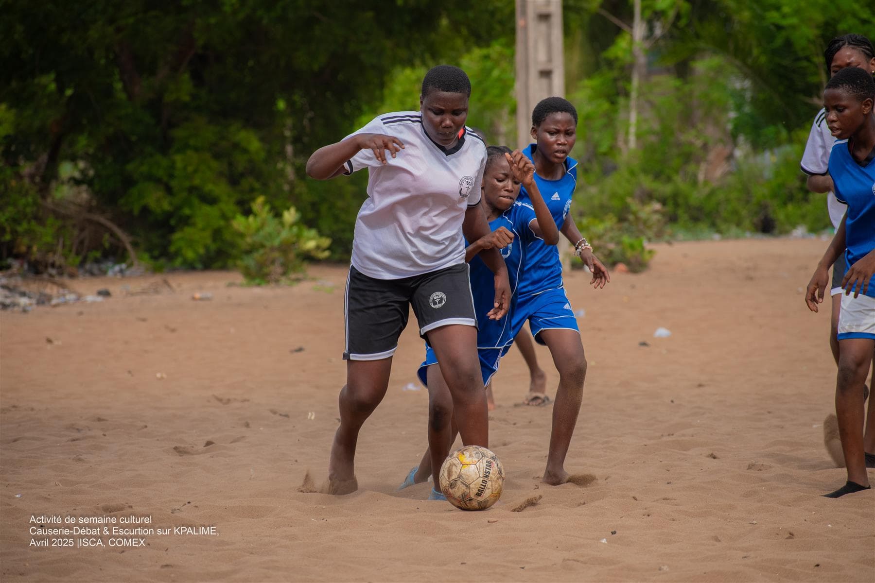 Un match de football entre élèves de l’ISCA