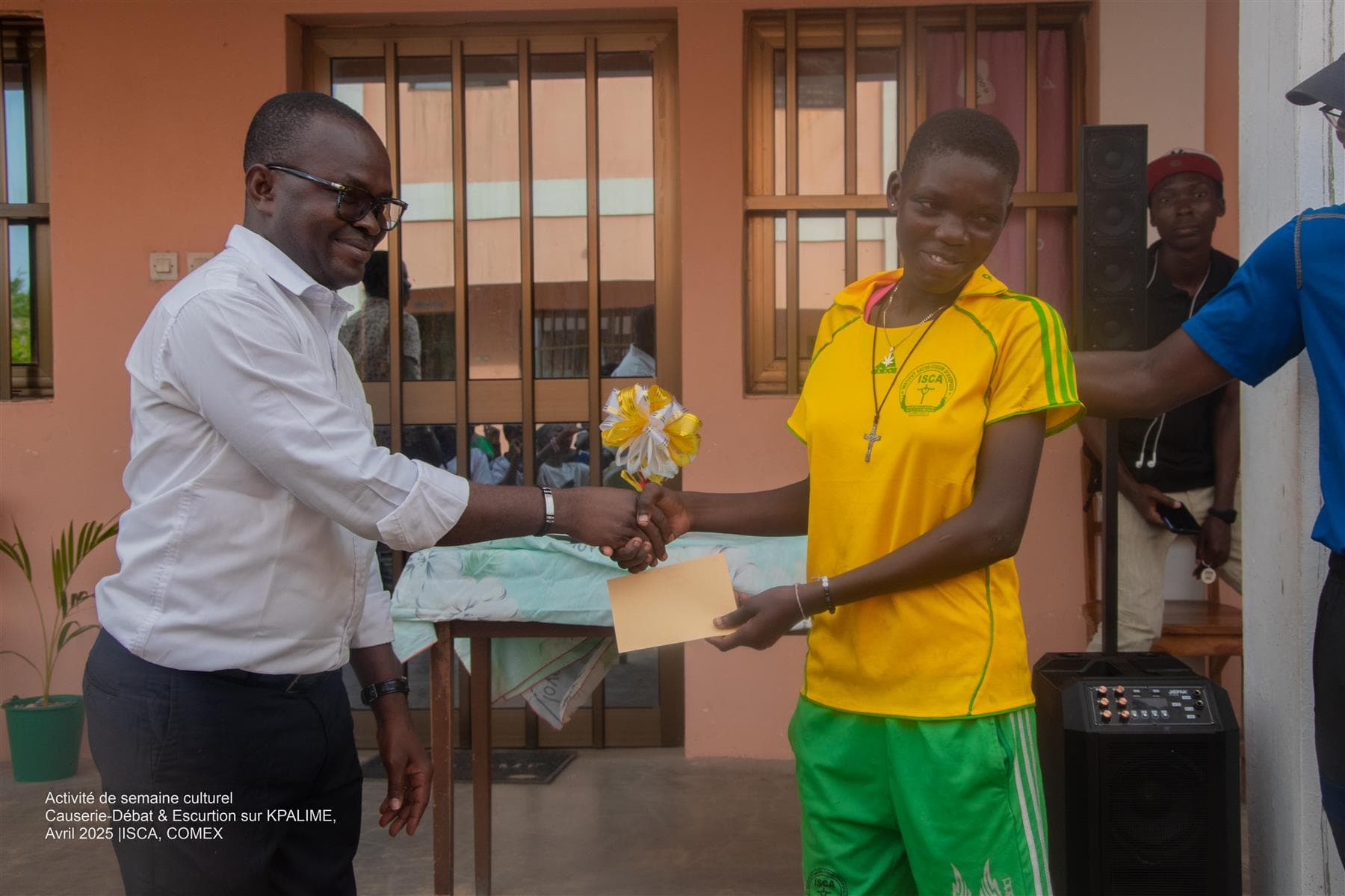 Remise d’une récompense lors d’une activité de l’école
