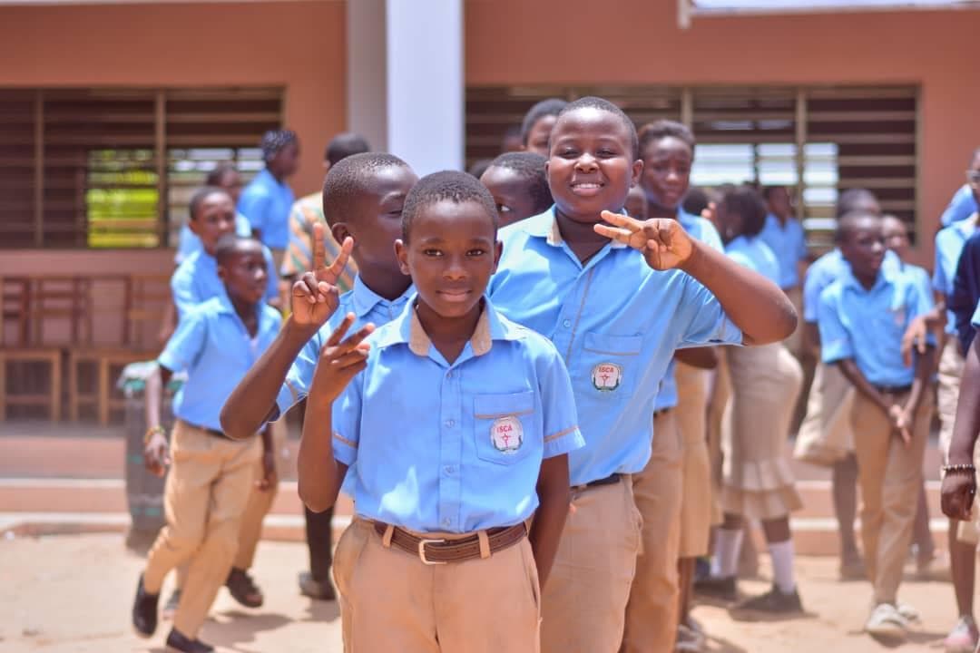 Des élèves de l’ISCA en uniforme bleu dans la cour de l’école